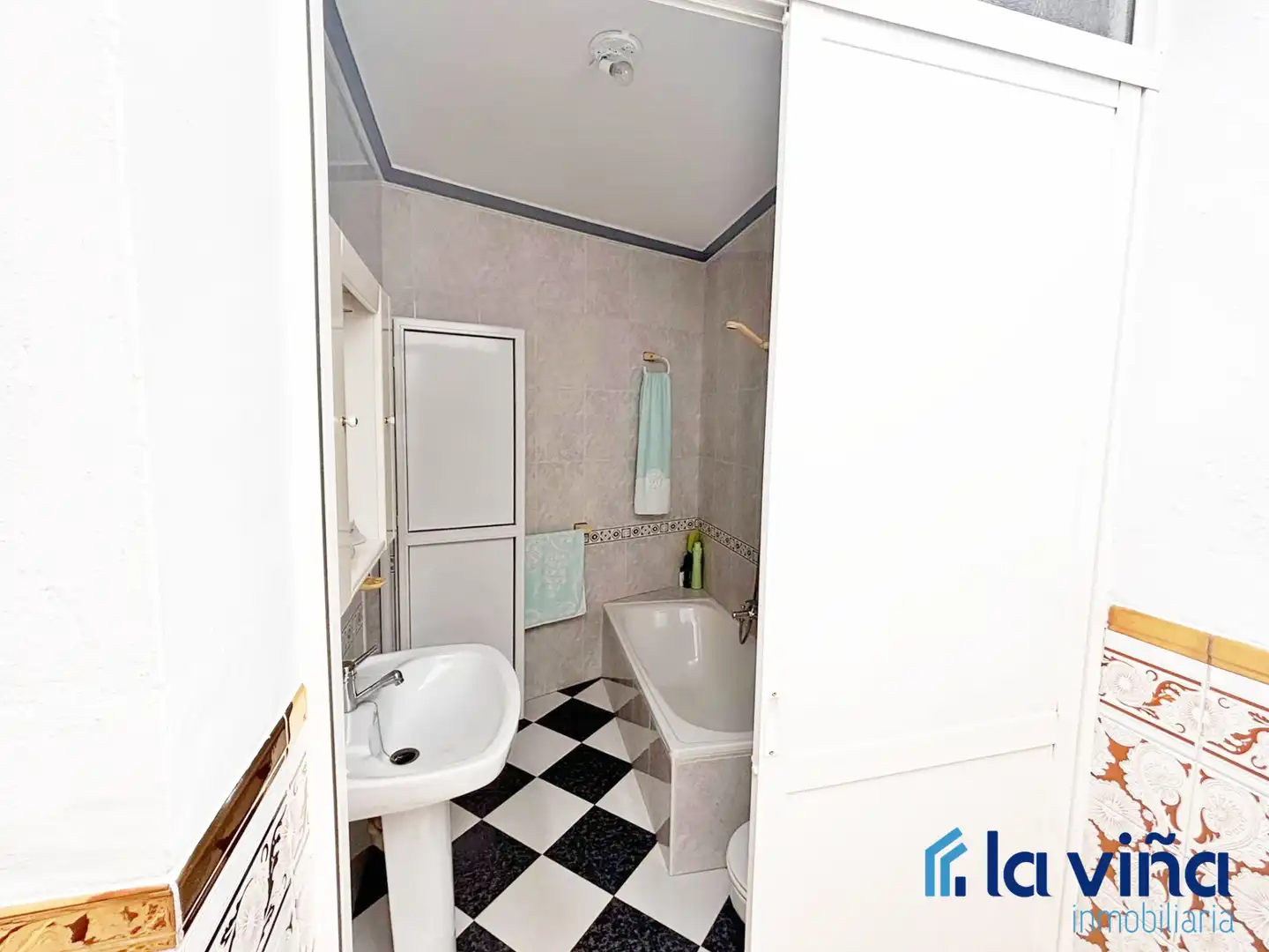 Baño de Casa o chalet en venta en Encinas Reales con Terraza, Trastero y Amueblado