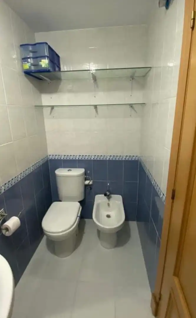 Bany de Dúplex de lloguer en Algeciras amb Aire condicionat, Moblat i Piscina comunitària