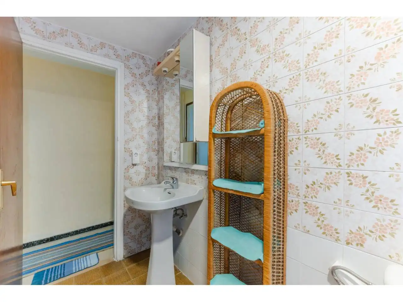 Badezimmer von Wohnung zum Verkauf in Salt mit Heizung