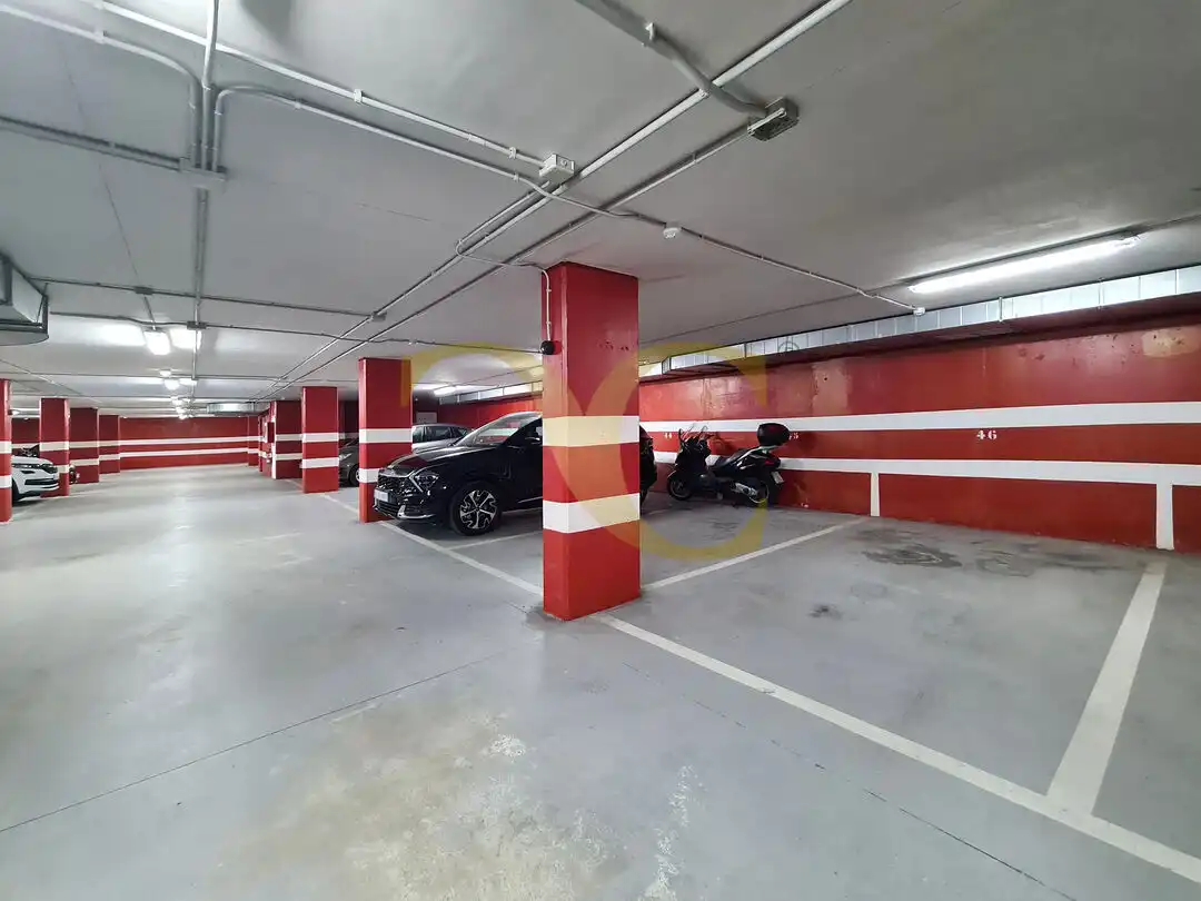 Parking de Piso en venta en Oviedo  con Calefacción, Terraza y Trastero