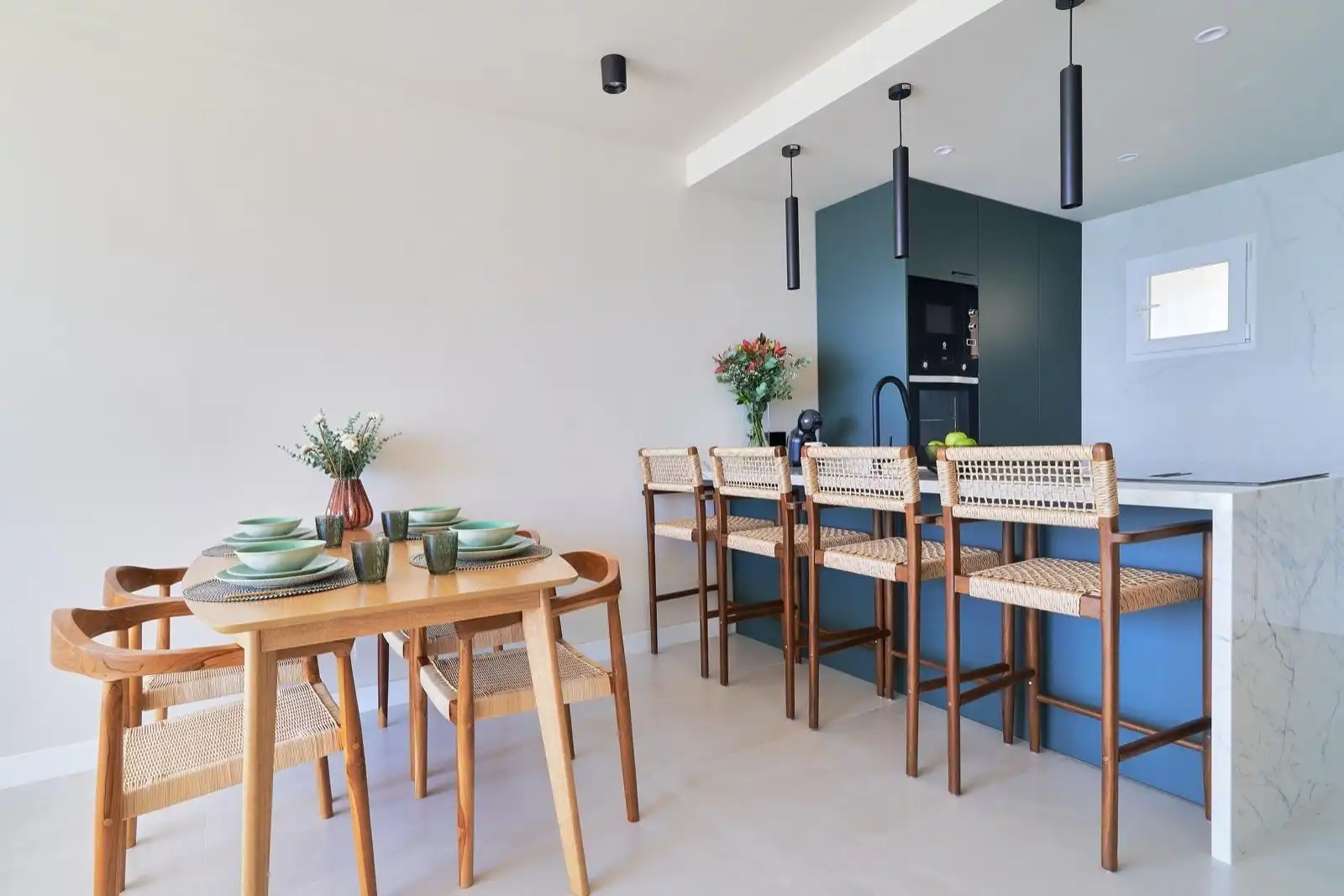 Menjador de Apartament de lloguer en Benalmádena amb Aire condicionat, Terrassa i Moblat