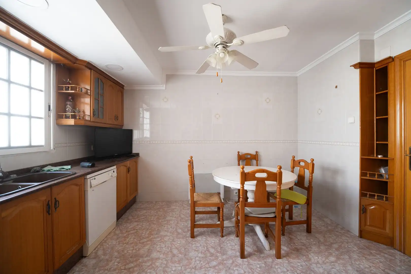 Küche von Wohnung zum Verkauf in Valencia mit Klimaanlage, Privatgarten und Abstellraum