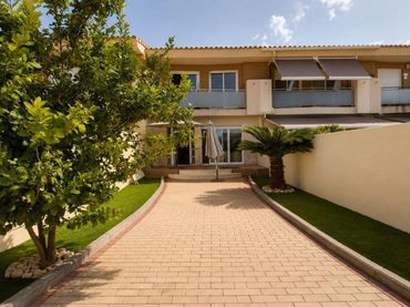 Terraced house with balcony for sale in Carrer Union Europea