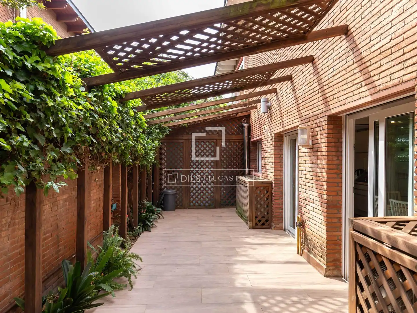 Terrassa de Casa o xalet en venda en Sant Just Desvern amb Aire condicionat, Calefacció i Jardí privat
