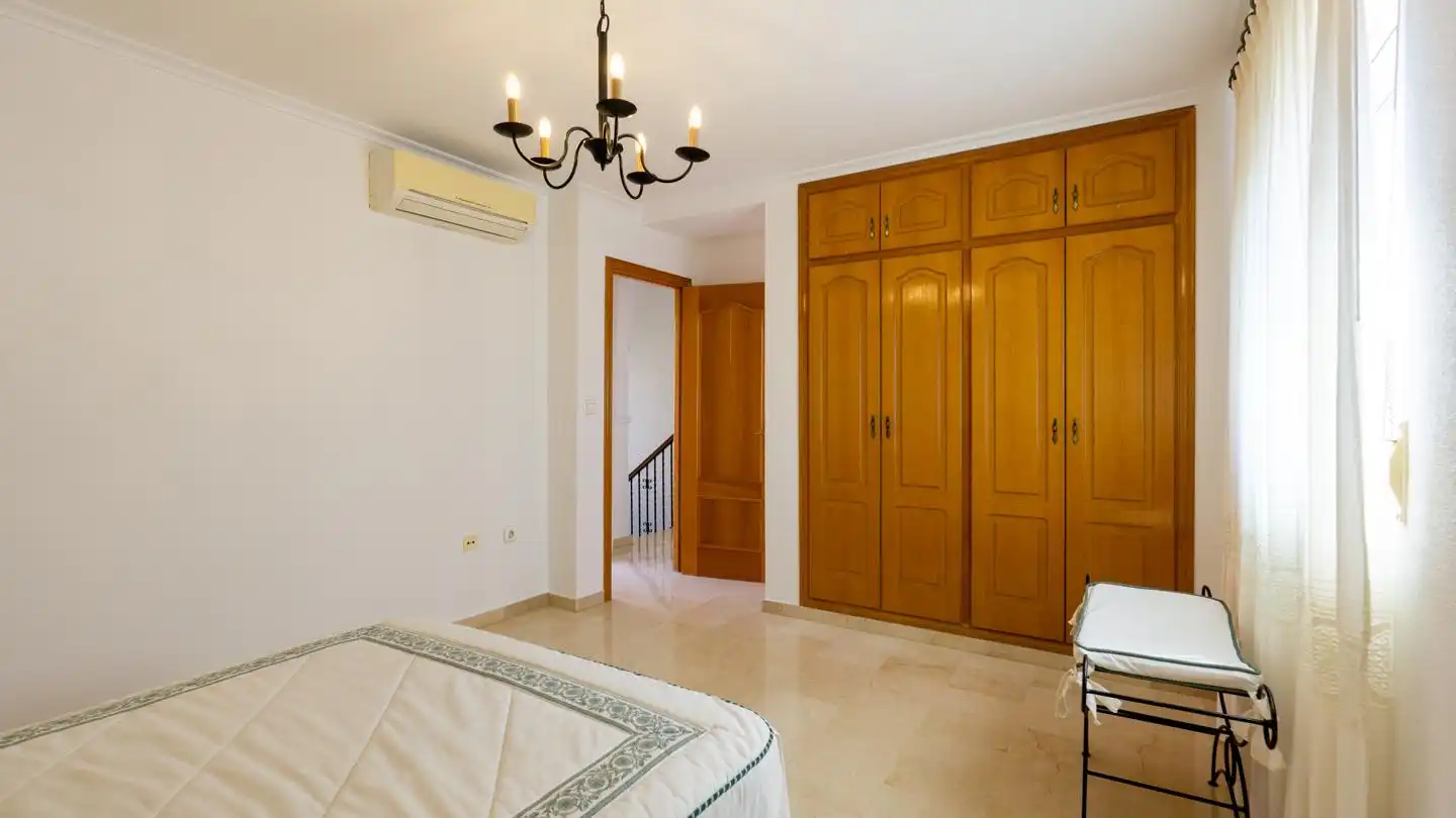 Dormitori de Casa o xalet en venda en Elche / Elx amb Aire condicionat, Jardí privat i Terrassa