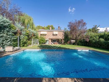 Semi-detached house with pool for sale in Moncloa - Aravaca