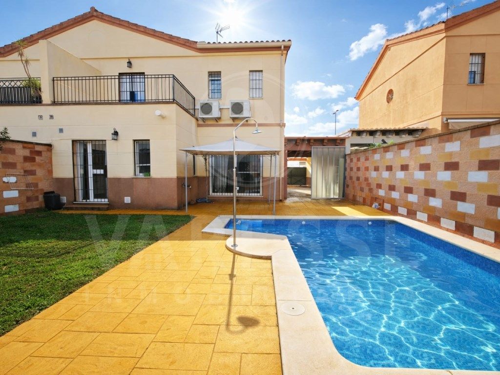 Piscina de Casa adosada en venda en Espartinas