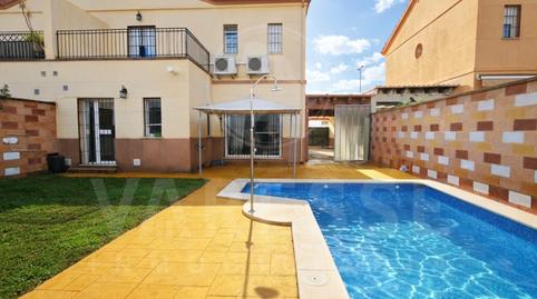 Foto 2 de Casa adosada en venda a Avenida Sierra Nevada, Loreto, Espartinas