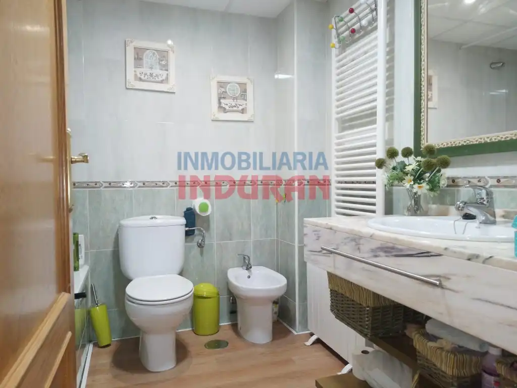 Badezimmer von Wohnung zum Verkauf in Navalmoral de la Mata mit Privatgarten, Terrasse und Schwimmbad