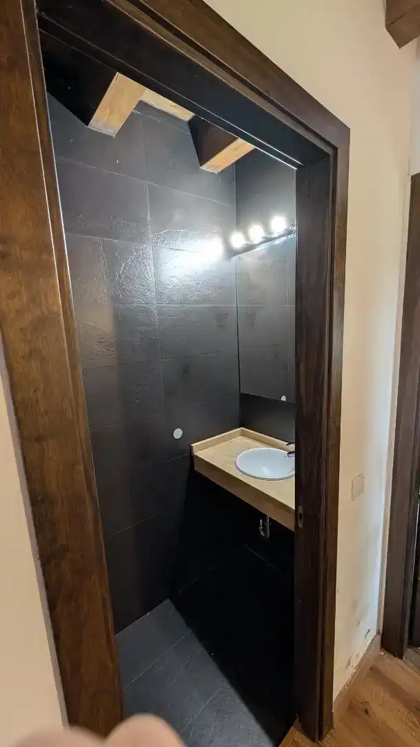 Badezimmer von Wohnung zur Miete in Cava mit Klimaanlage, Privatgarten und Parkett