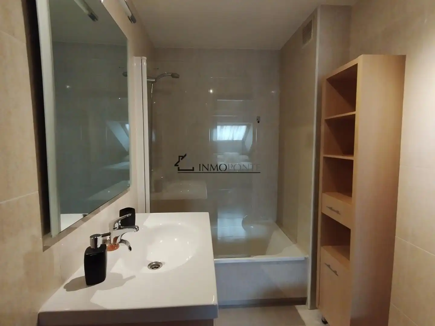 Badezimmer von Dachboden zum Verkauf in Pontevedra Capital  mit Heizung, Abstellraum und Möbliert