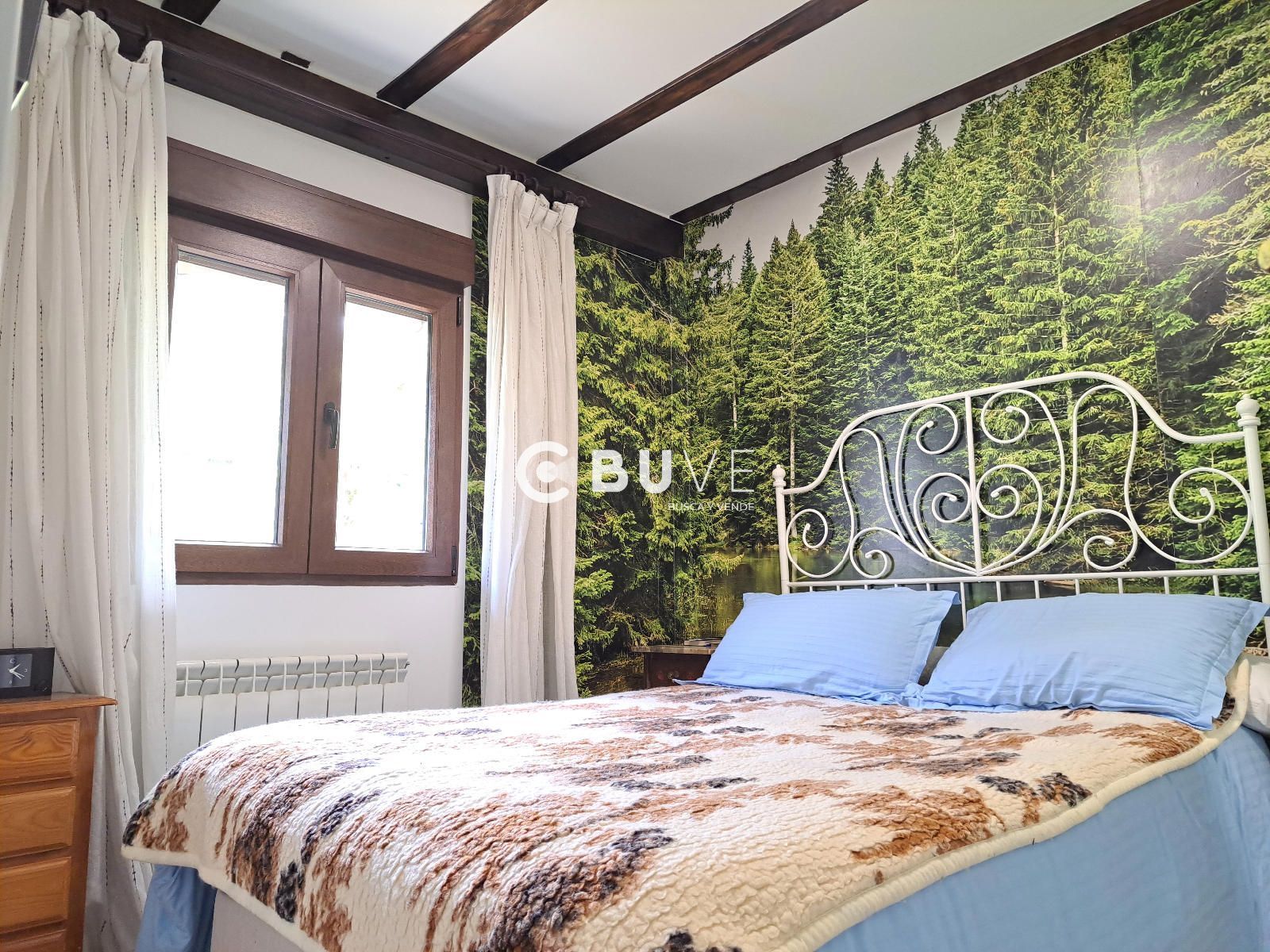 Dormitori de Casa adosada en venda en Grado amb Calefacció, Terrassa i Alarma