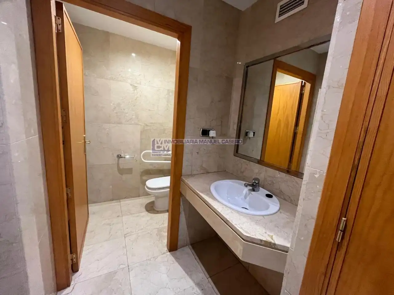 Baño de Local de alquiler en Cáceres con Aire acondicionado