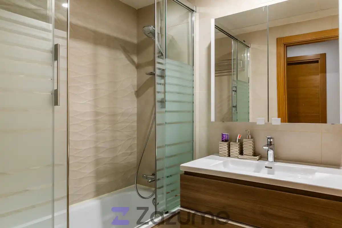 Bathroom of Flat for rent in Madrid  with Air Conditioner, Private garden and Terrace