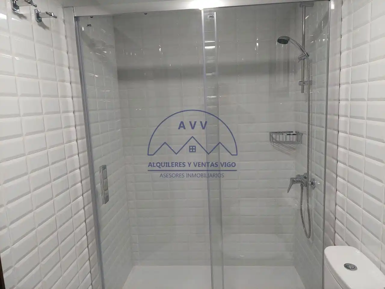 Baño de Piso de alquiler en Vigo  con Calefacción, Parquet y Terraza