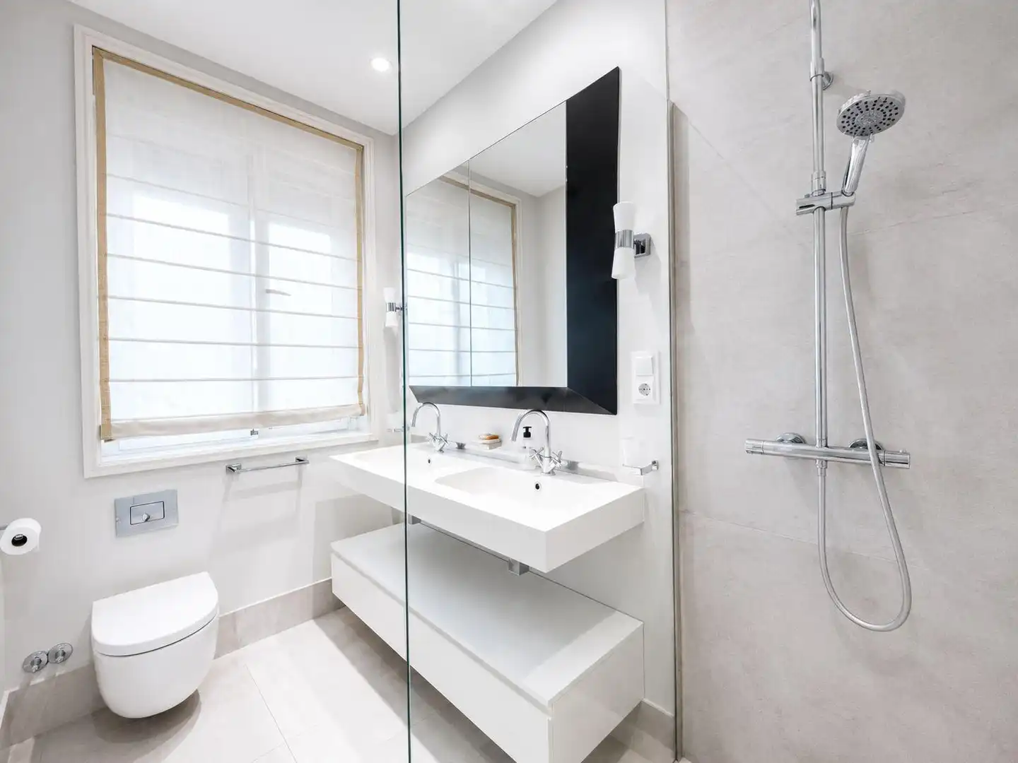 Badezimmer von Wohnung zur Miete in Madrid mit Klimaanlage und Heizung