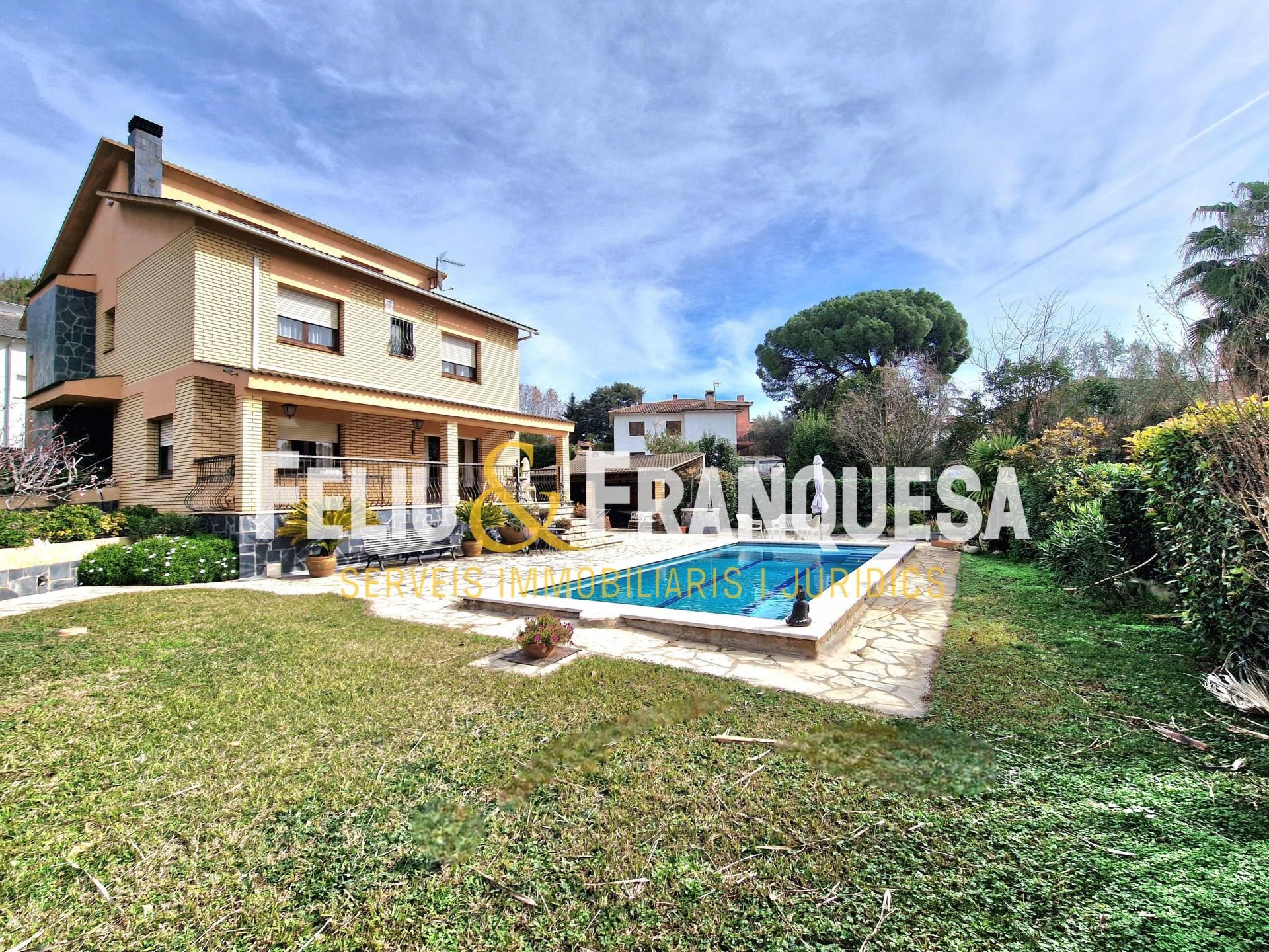 Vista exterior de Casa o xalet en venda en Sant Cugat del Vallès amb Calefacció, Jardí privat i Terrassa