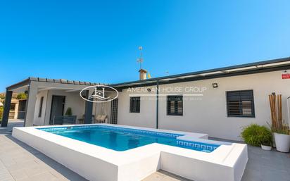 Swimming pool of House or chalet for sale in Chiclana de la Frontera  with Air Conditioner, Private garden and Terrace