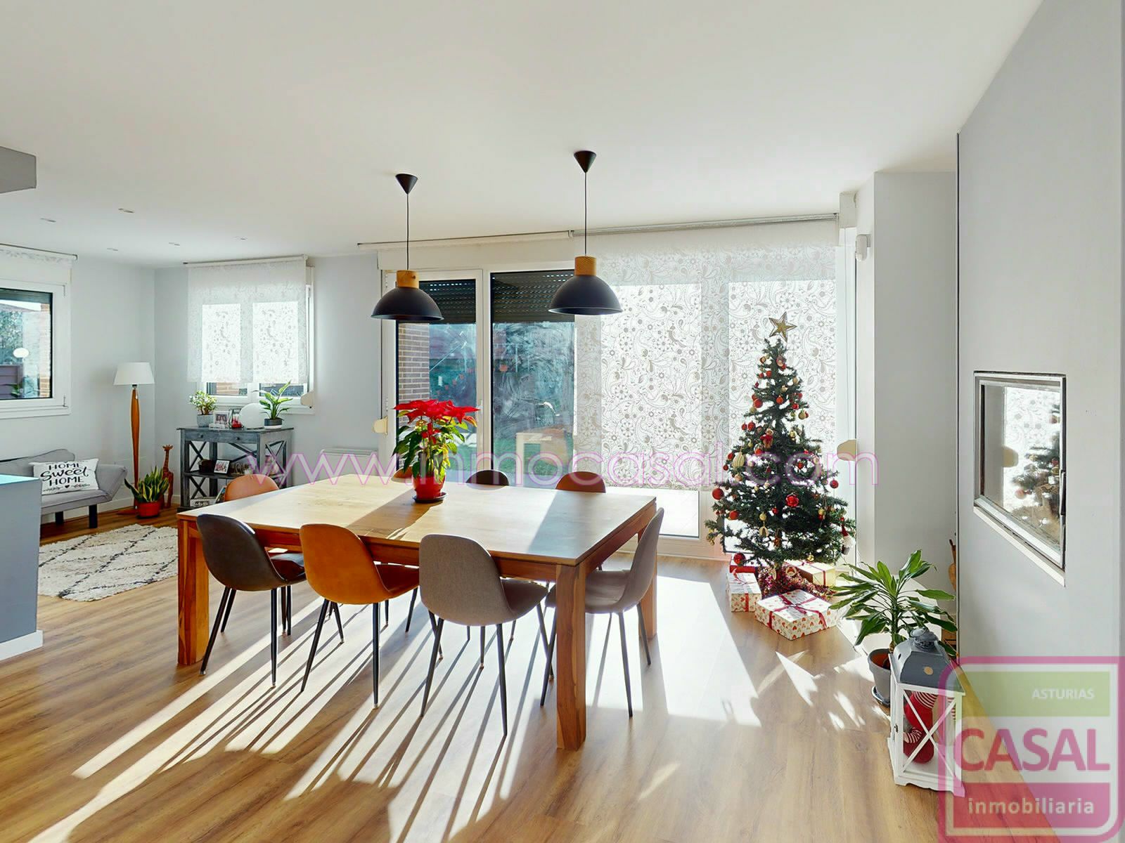 Menjador de Casa o xalet en venda en Gijón  amb Calefacció