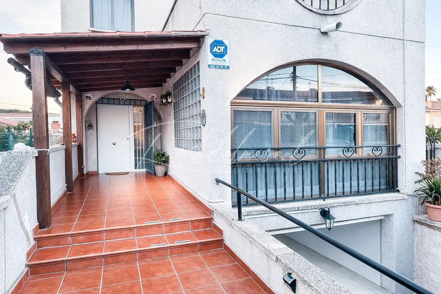 Außenansicht von Einfamilien-Reihenhaus zum Verkauf in Cambrils mit Klimaanlage, Heizung und Privatgarten