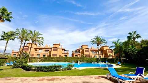Foto 4 de Apartamento en venta en Calle Pico Alcazaba, 21, Benatalaya, Estepona