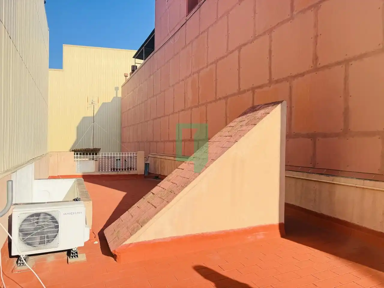 Vista exterior de Casa o xalet en venda en Badalona amb Calefacció, Parquet i Balcó