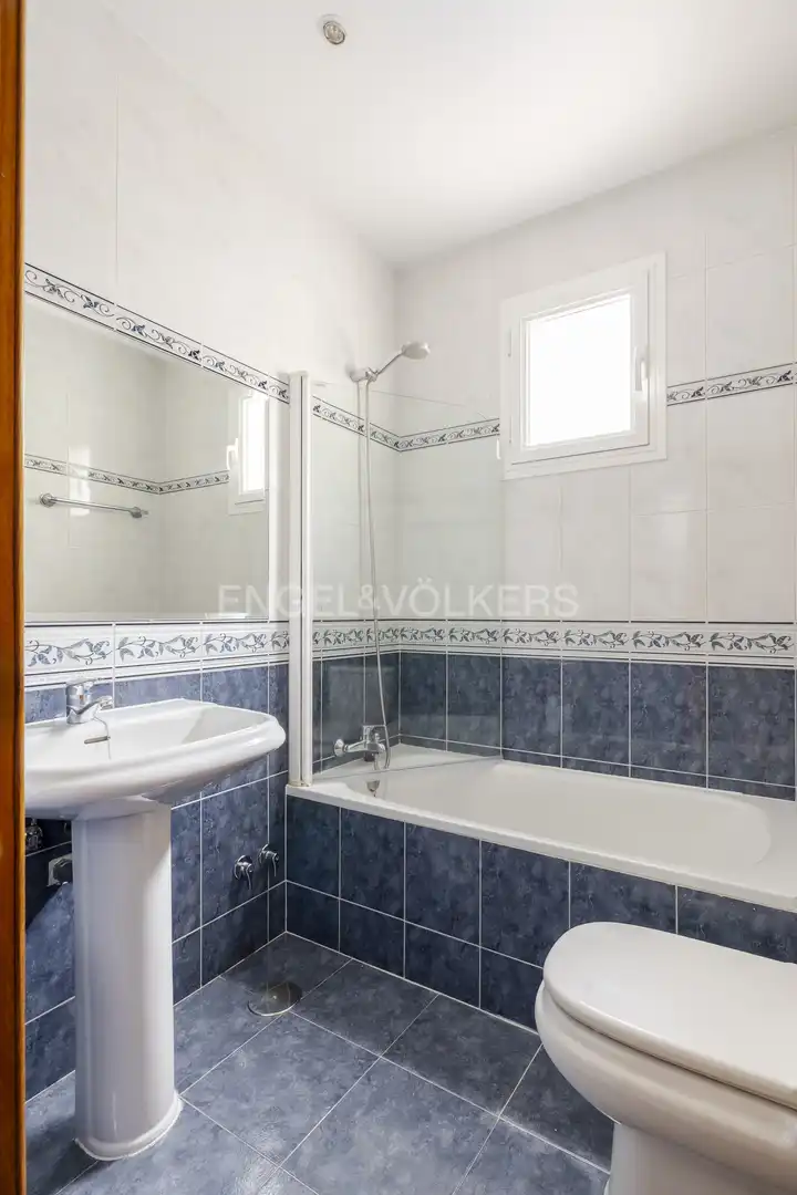Bathroom of Flat for rent in Madrid  with Air Conditioner, Heating and Parquet flooring