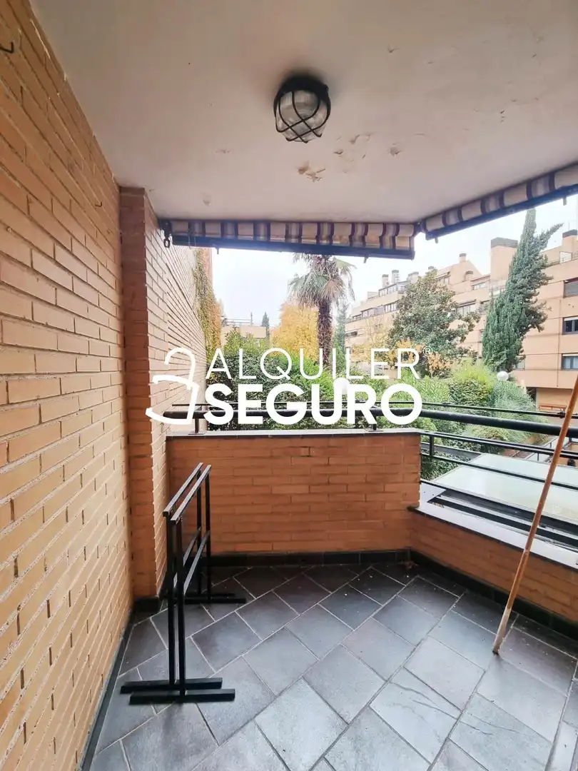 Außenansicht von Wohnung zur Miete in Majadahonda mit Heizung, Terrasse und Abstellraum