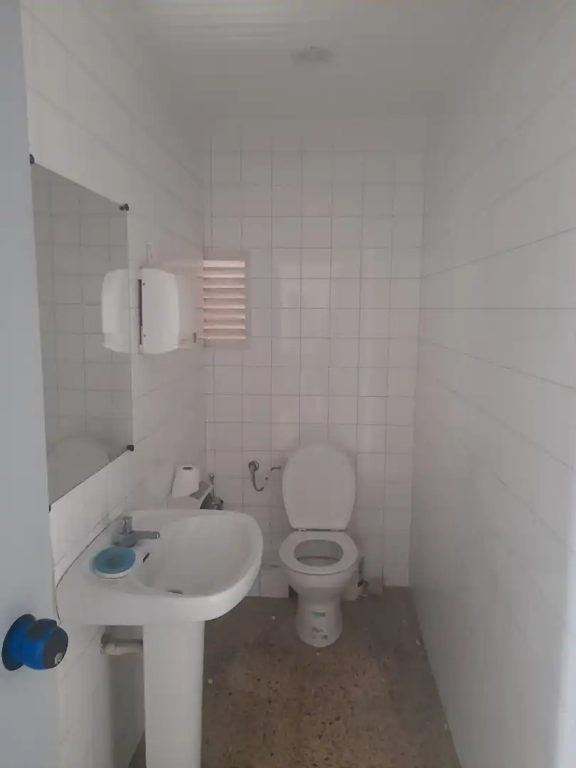 Baño de Local de alquiler en L'Hospitalet de Llobregat con Aire acondicionado y Calefacción