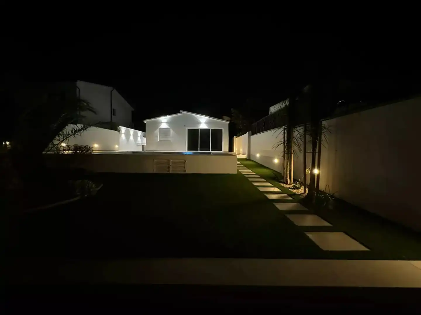 Vista exterior de Casa o xalet en venda en Empuriabrava amb Aire condicionat, Calefacció i Jardí privat