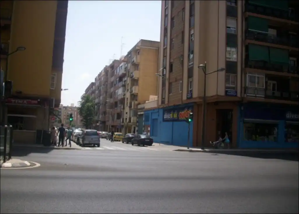 Motorbike with lift for sale in Avinguda del Doctor Peset Aleixandre 68, imagen 3