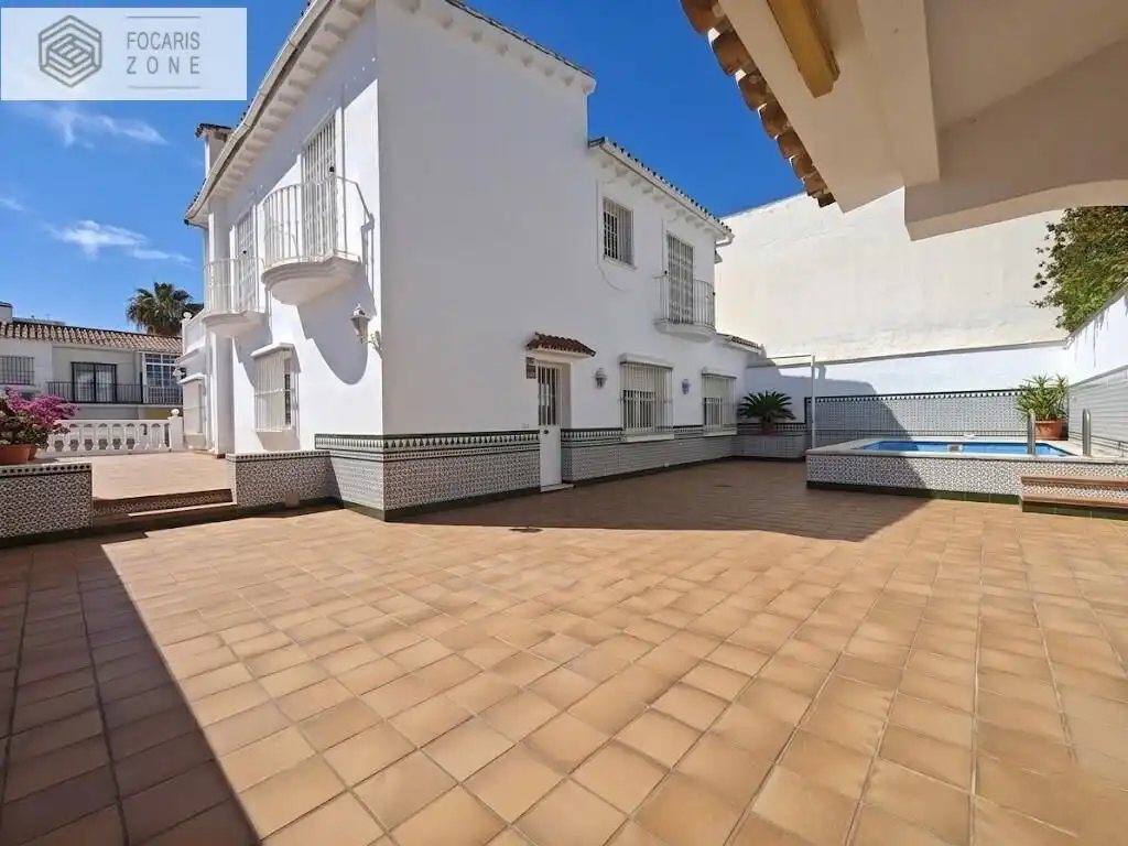 Vista exterior de Casa o xalet en venda en Málaga amb Aire condicionat, Calefacció i Terrassa