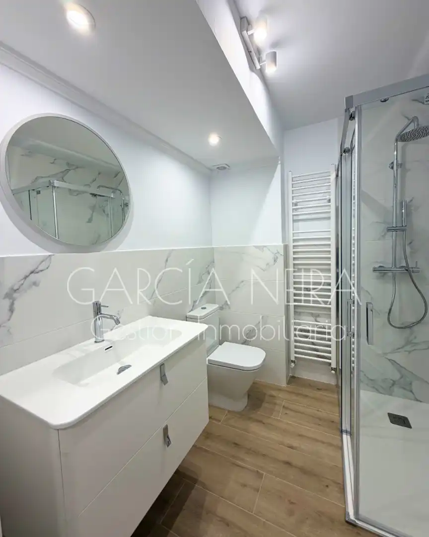 Baño de Piso en venta en Oviedo  con Calefacción y Amueblado