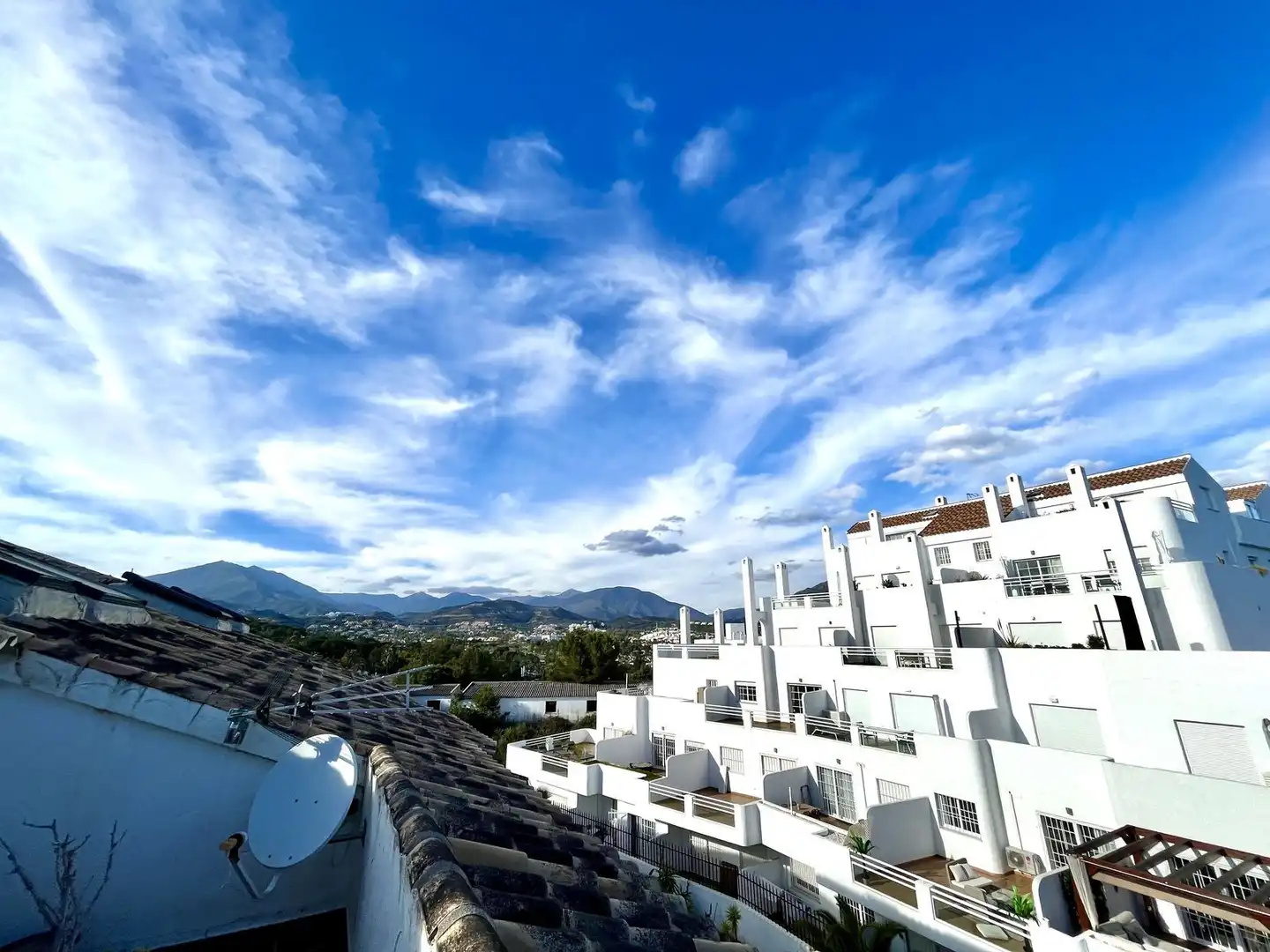 Vista exterior de Dúplex en venta en Marbella con Aire acondicionado, Trastero y Piscina comunitaria