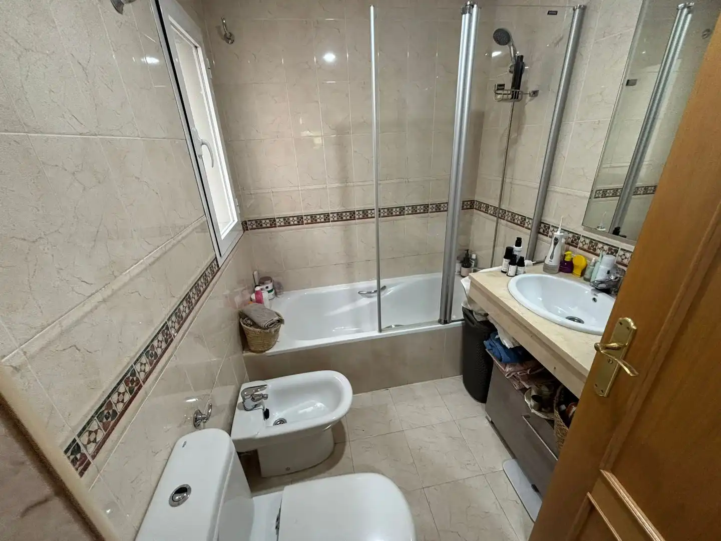 Badezimmer von Wohnung zum Verkauf in Bormujos mit Klimaanlage, Terrasse und Abstellraum