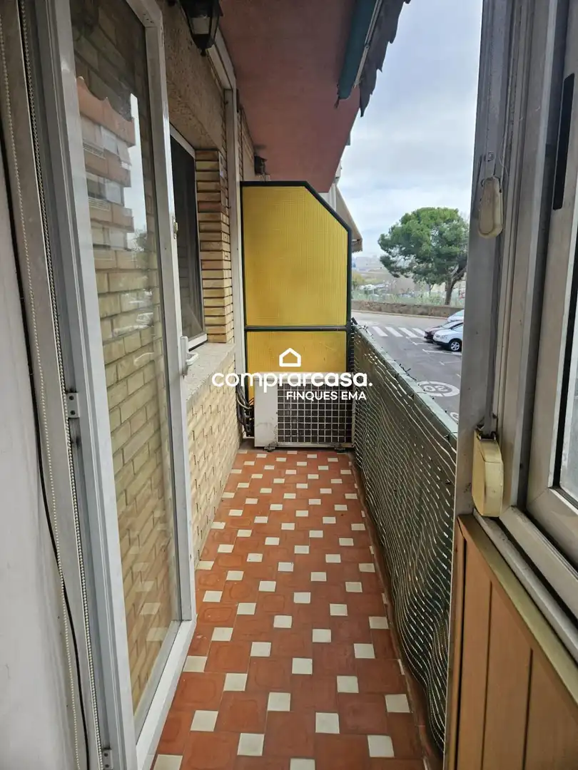 Vista exterior de Pis en venda en Sant Boi de Llobregat amb Parquet i Balcó