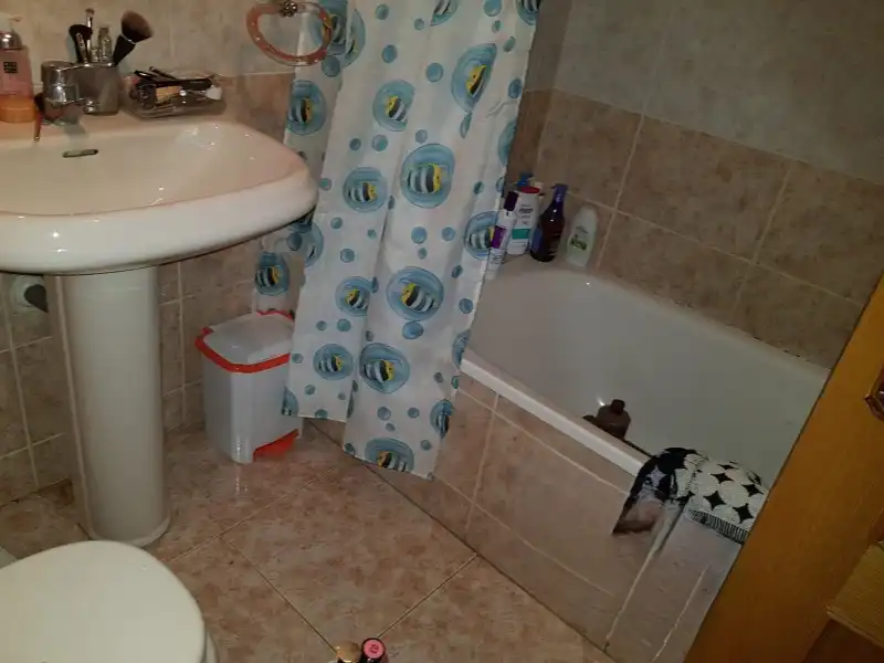 Badezimmer von Wohnung zum Verkauf in Plasencia mit Klimaanlage, Heizung und Privatgarten