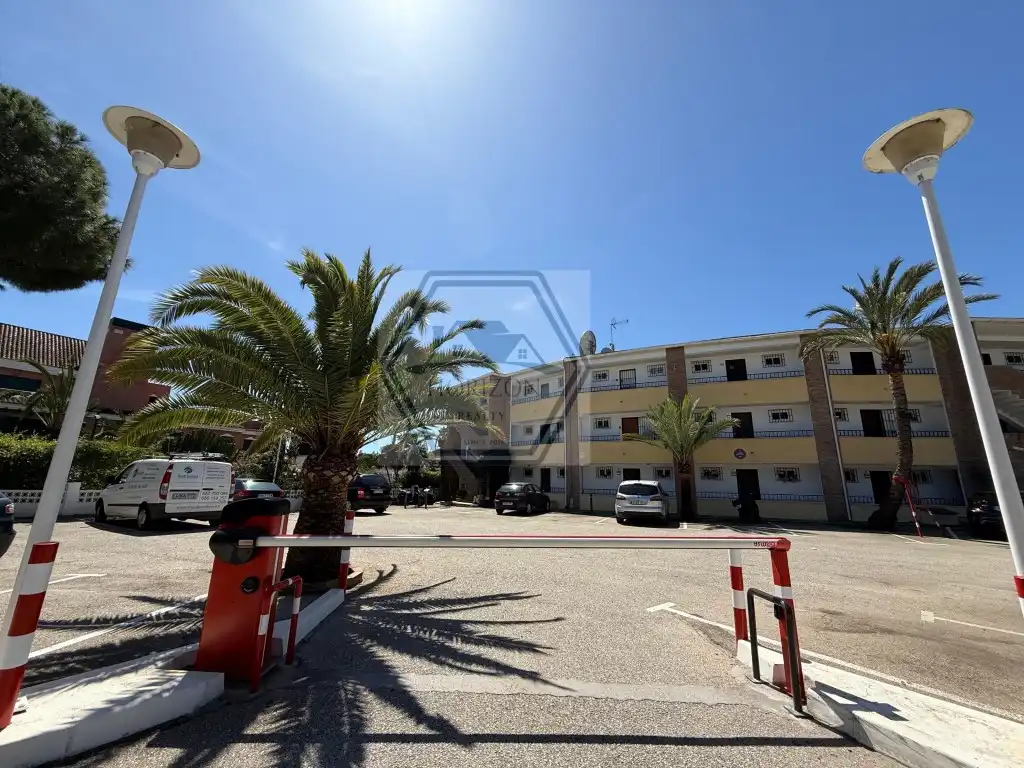 Vista exterior de Pis en venda en Marbella amb Piscina comunitària