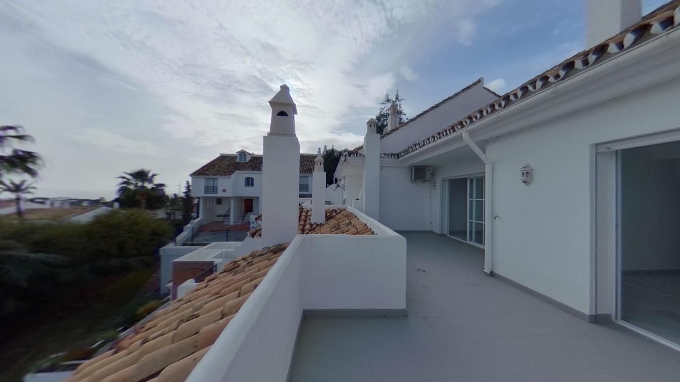 Vista exterior de Casa adosada en venda en Estepona amb Aire condicionat i Piscina