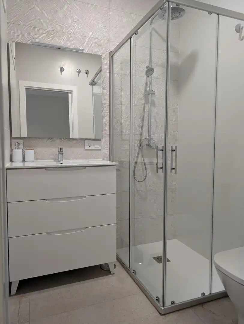 Bany de Apartament de lloguer en Sevilla amb Aire condicionat i Moblat