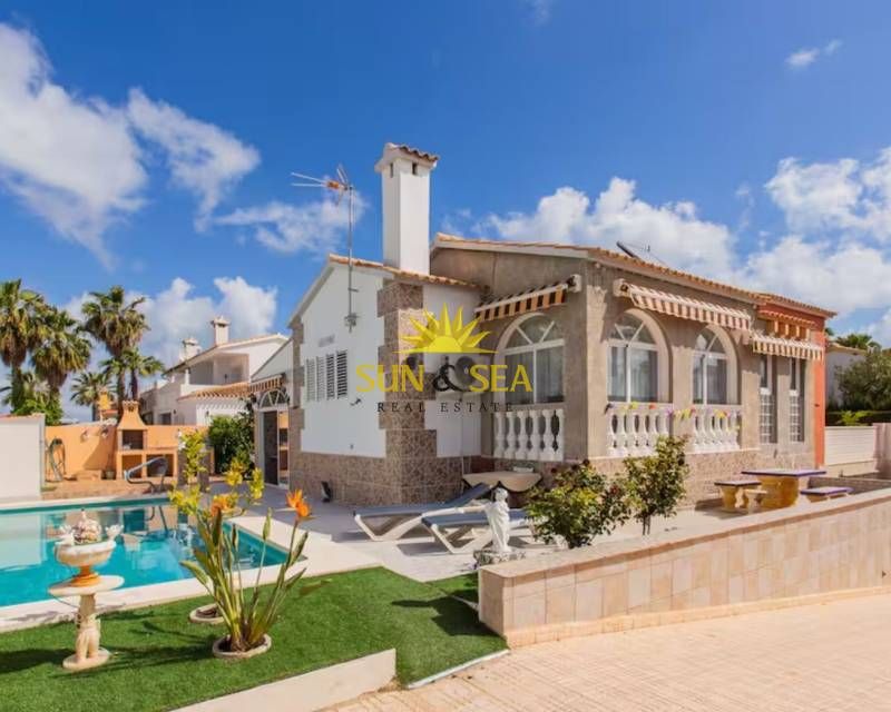 Vista exterior de Casa o xalet de lloguer en La Manga del Mar Menor amb Aire condicionat, Calefacció i Jardí privat