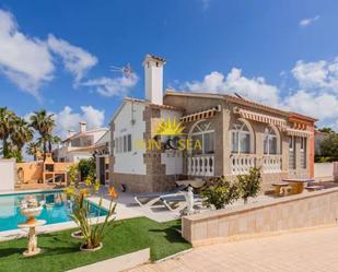 Vista exterior de Casa o xalet de lloguer en La Manga del Mar Menor amb Aire condicionat, Calefacció i Jardí privat