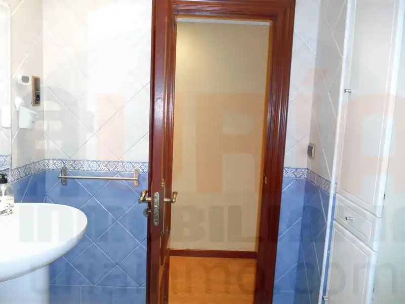 Baño de Piso en venta en Oviedo  con Calefacción, Trastero y Amueblado
