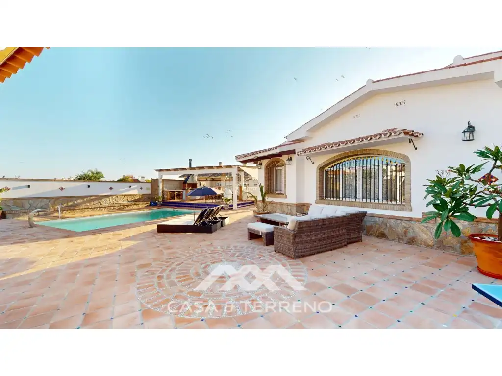 Vista exterior de Casa o xalet en venda en Vélez-Málaga amb Piscina, Moblat i TV