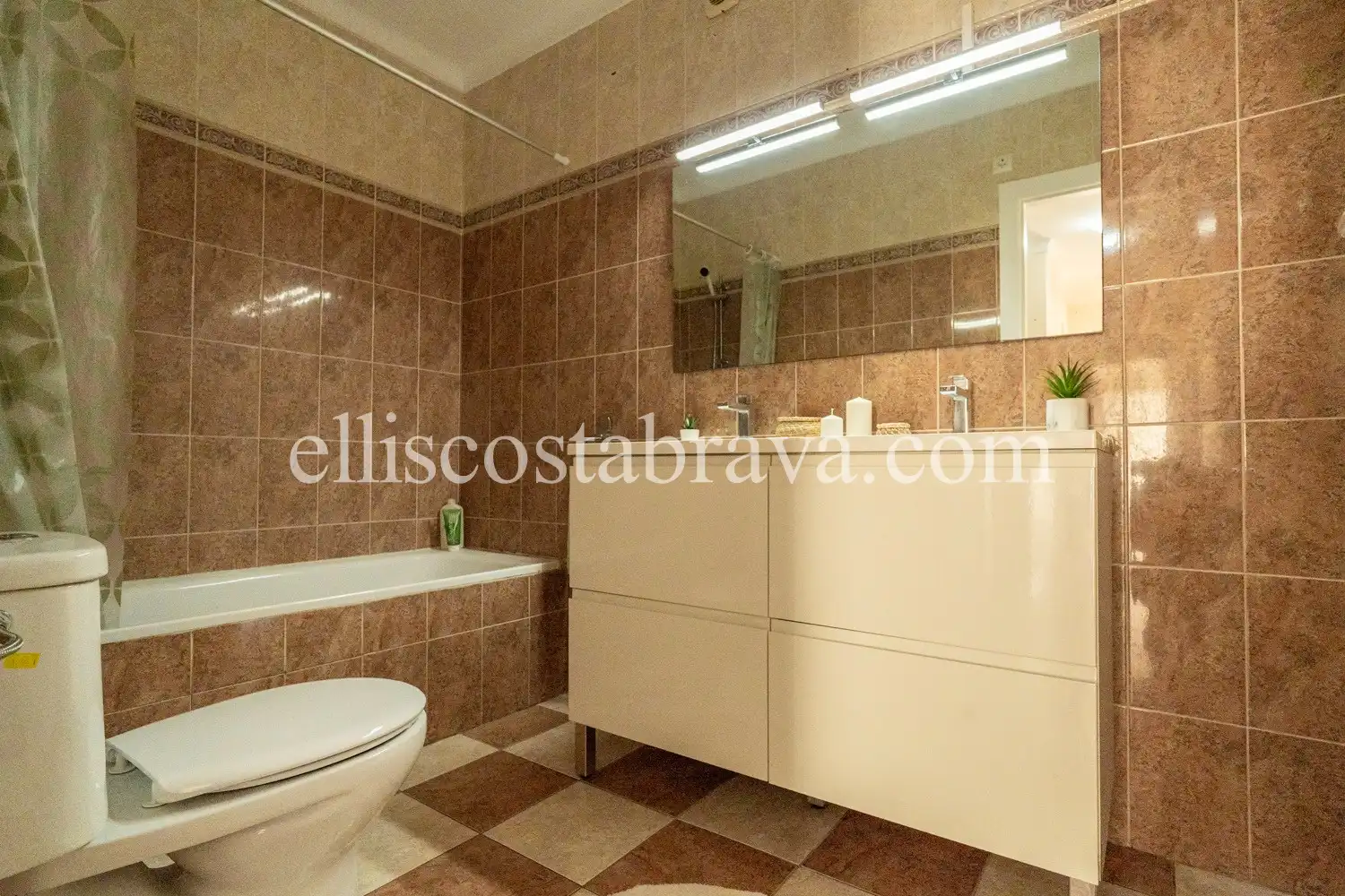 Casa con piscina en venta en Passatge Vall de Bianya, imagen 17