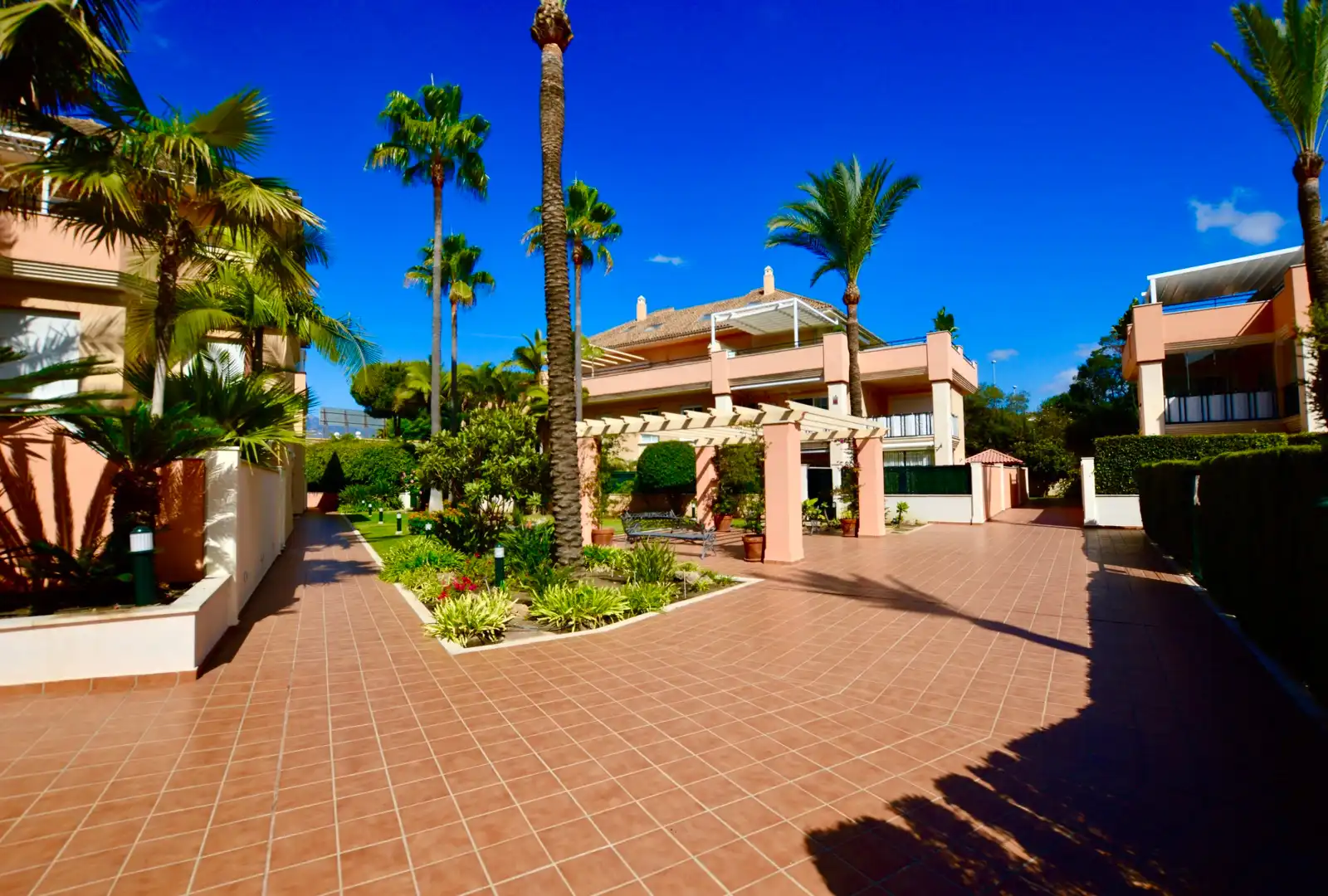 Vista exterior de Àtic en venda en Marbella amb Aire condicionat, Terrassa i Piscina comunitària
