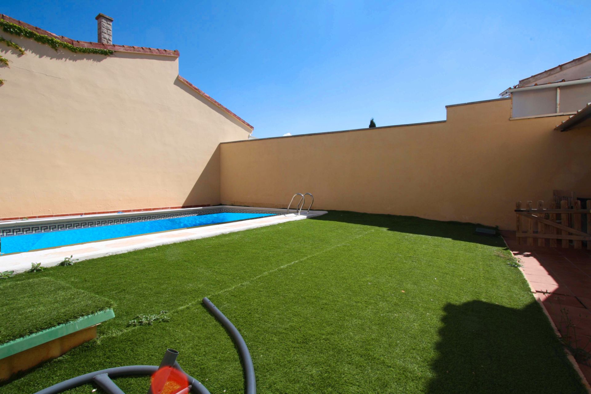 Swimming pool of Single-family semi-detached for sale in La Gineta  with Air Conditioner, Heating and Private garden