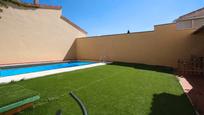 Piscina de Casa adosada en venda en La Gineta amb Aire condicionat, Calefacció i Jardí privat