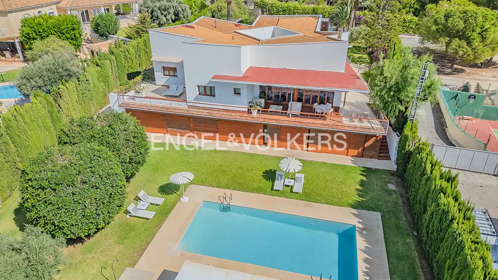 Vista exterior de Casa o xalet en venda en Elche / Elx amb Aire condicionat, Calefacció i Jardí privat
