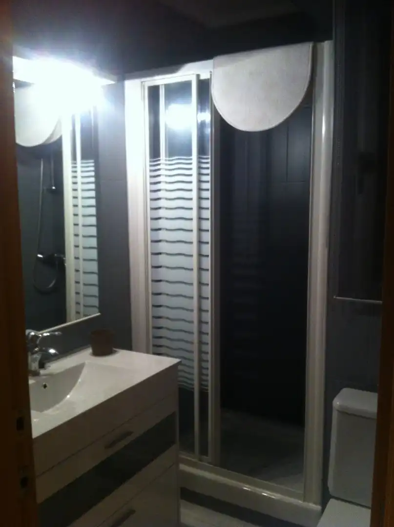 Badezimmer von Wohnung zur Miete in Valencia mit Klimaanlage